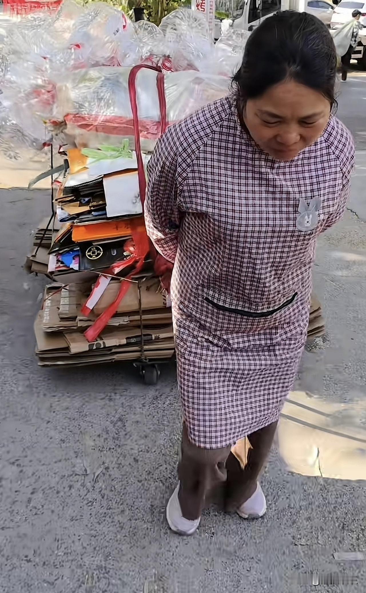 挺可怜的一位妈妈
每天就是发自己捡废品和收废品的视频
就这样竟然还有人举报她，4
