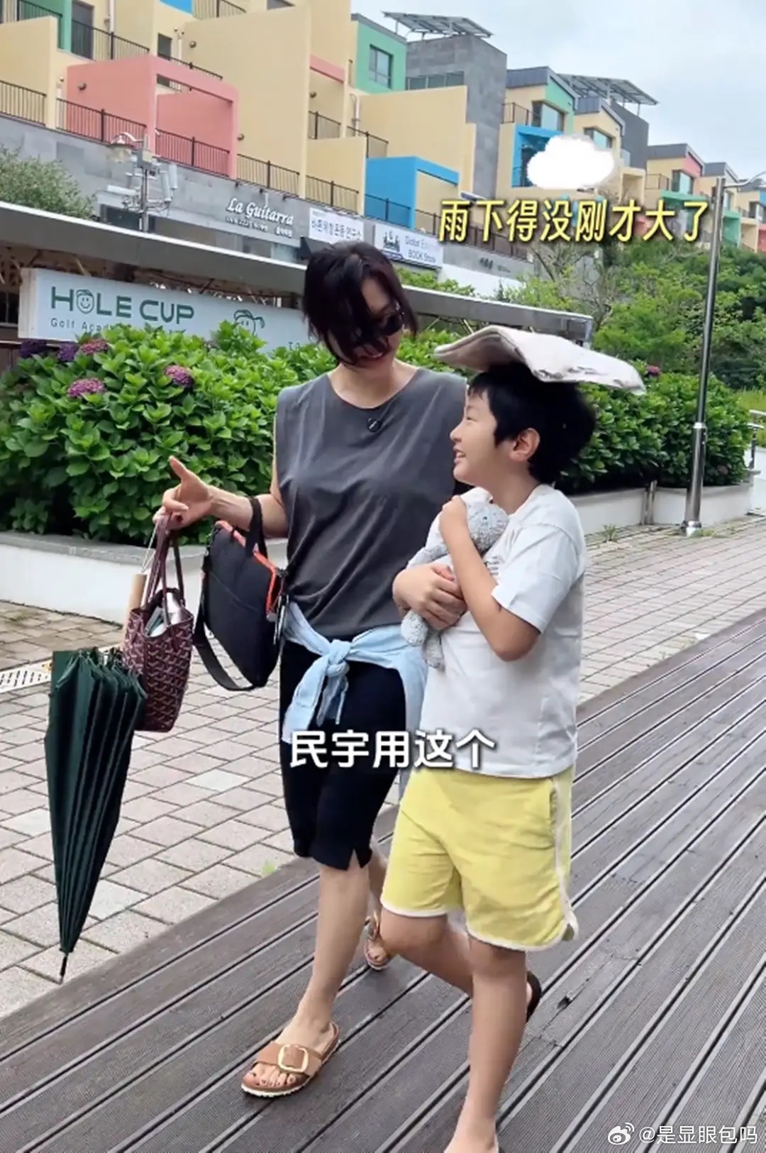 蔡琳儿子暴雨天坚持上补习班，父母离异，70岁外婆陪珉宇打篮球！ 