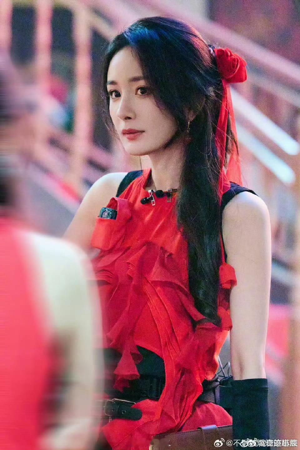 杨幂wink这一下《密室大逃脱》银行环节超紧张，杨幂关键时wink带拽劲儿，像说