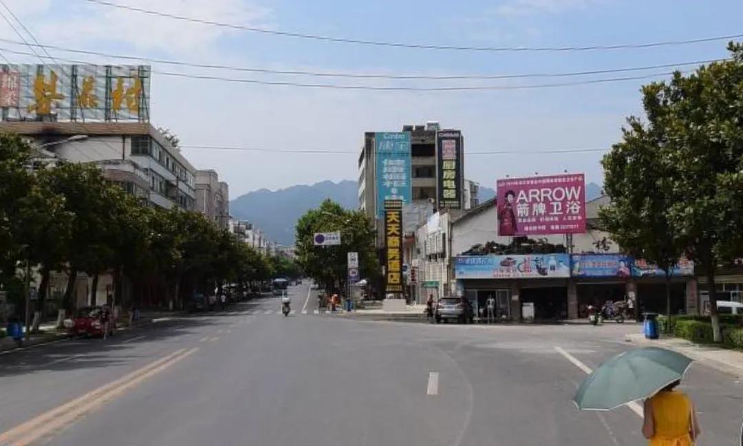 房县是湖北省西北部的一座著名的城市，是湖北省十堰市管辖下的一座县城。房县是一座文