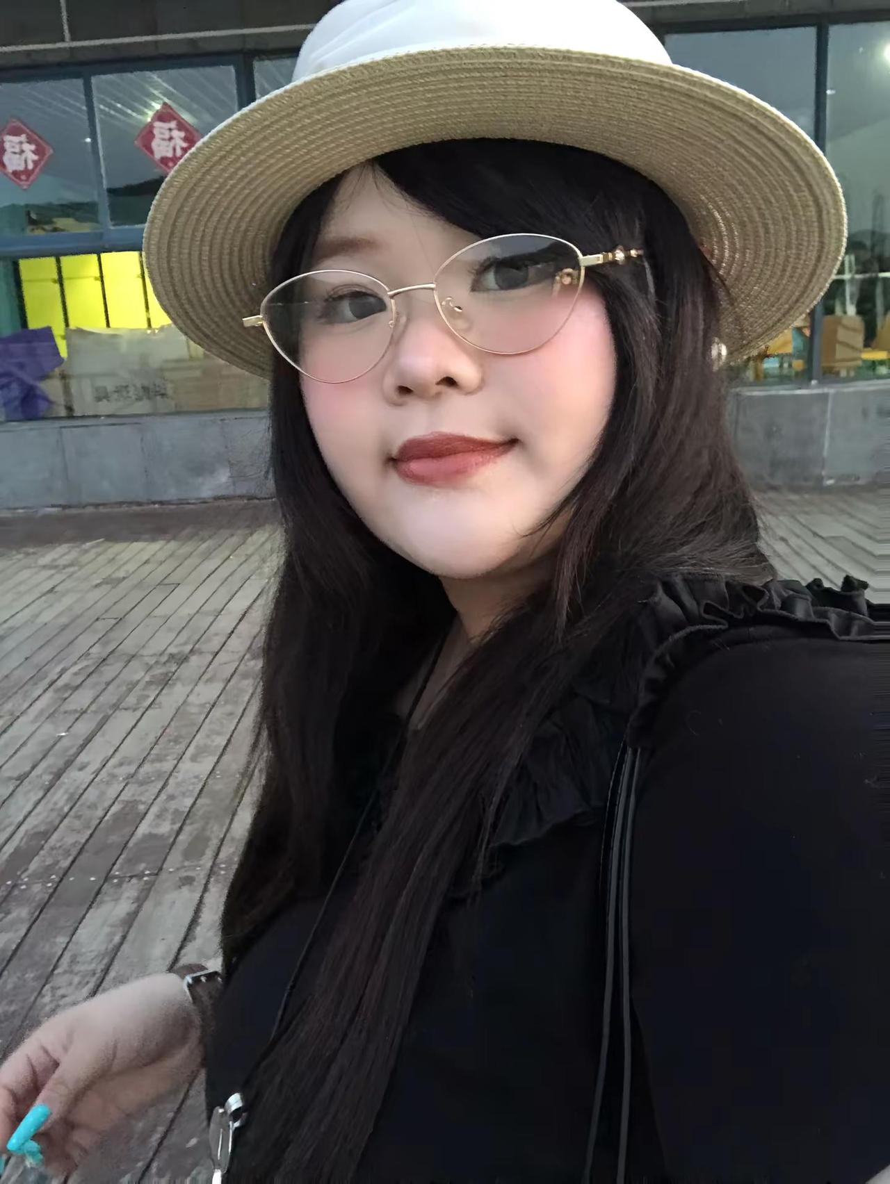 这样穿好韩系呀。哈哈还留了一套长发的库存黄昏海边穿搭 黑色波点裙穿搭 甜妹海边穿