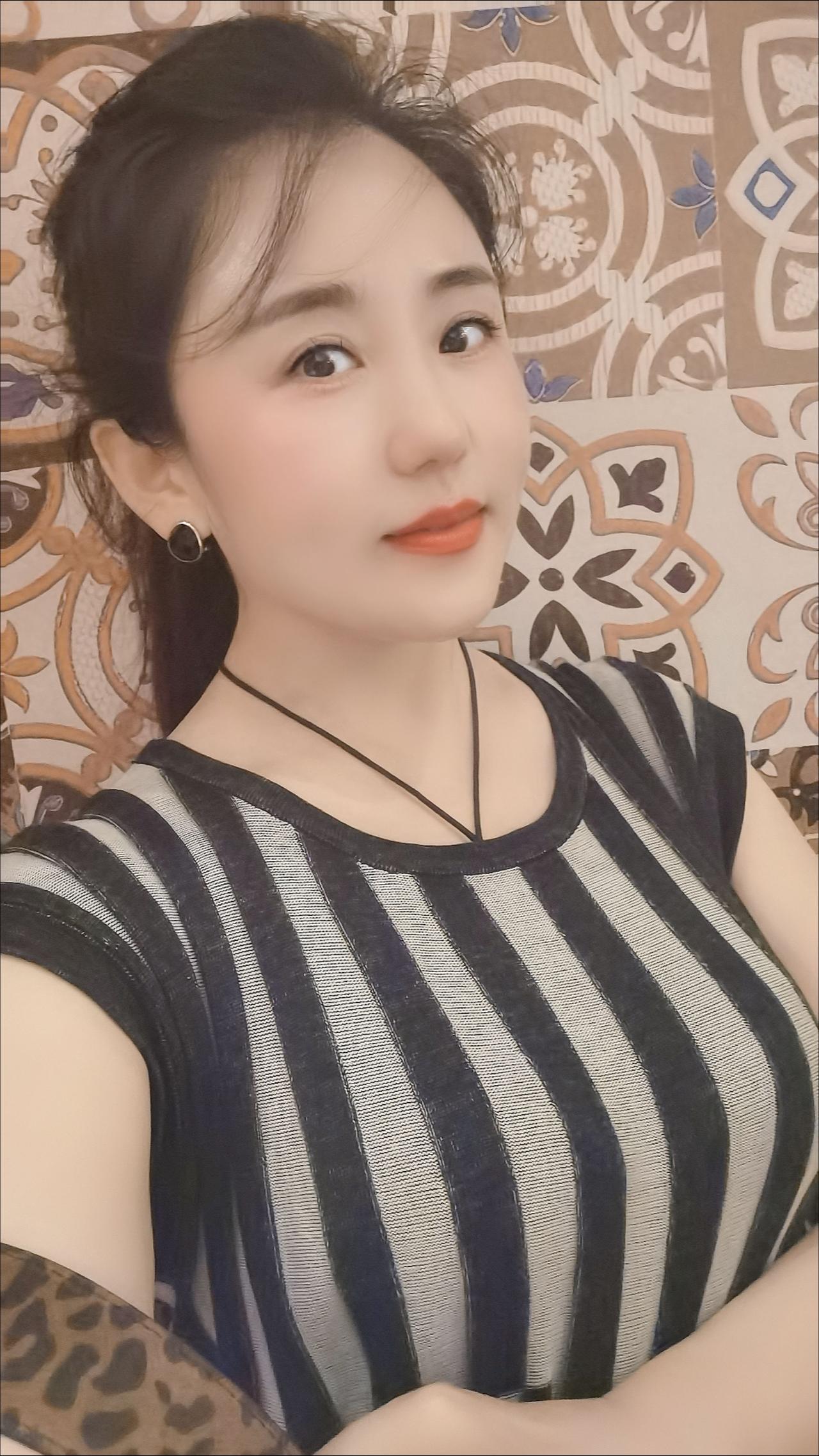 灵魂是朵难养的花，无论年岁几何，若心有缺憾，请重新养自己一遍。生而悦己，而非困于