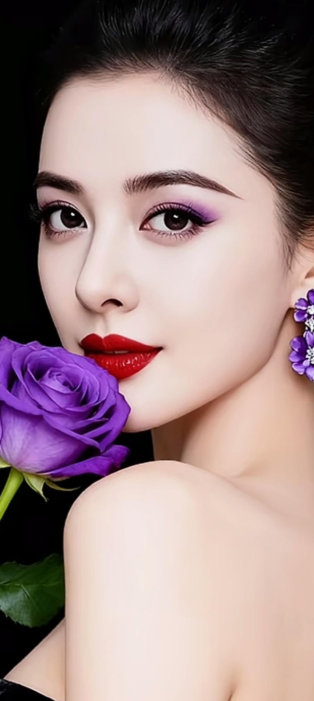 紫玫瑰与红唇的完美结合，尽显优雅与神秘。