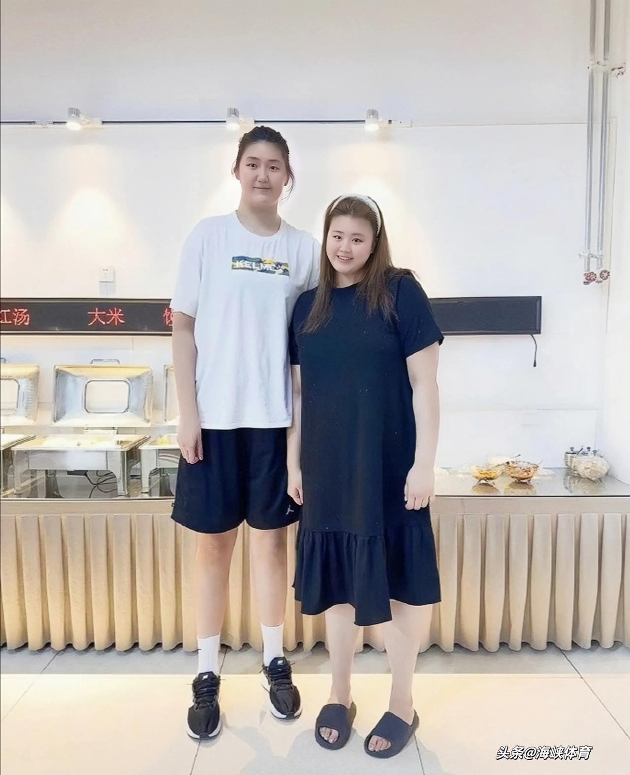 看到中国女篮两位大中锋合影，竟然让我产生3大感概！[奖杯]

1、张子宇，简直就