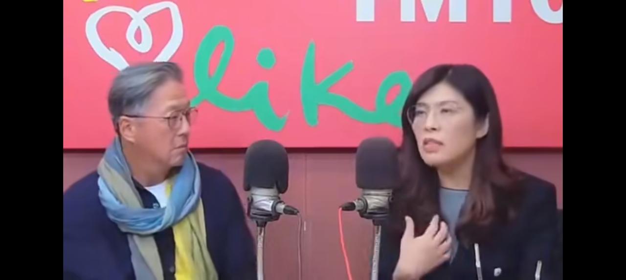 郑丽文强调统一必须，台湾同意。
主持人懵了，
眼前这个女士，
和马英九除了性别，