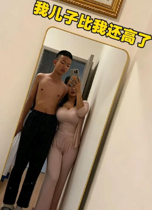 一位母亲因为儿子个头已经超过自己，心里满是欢喜，就在网上分享了一张母子俩在家的合