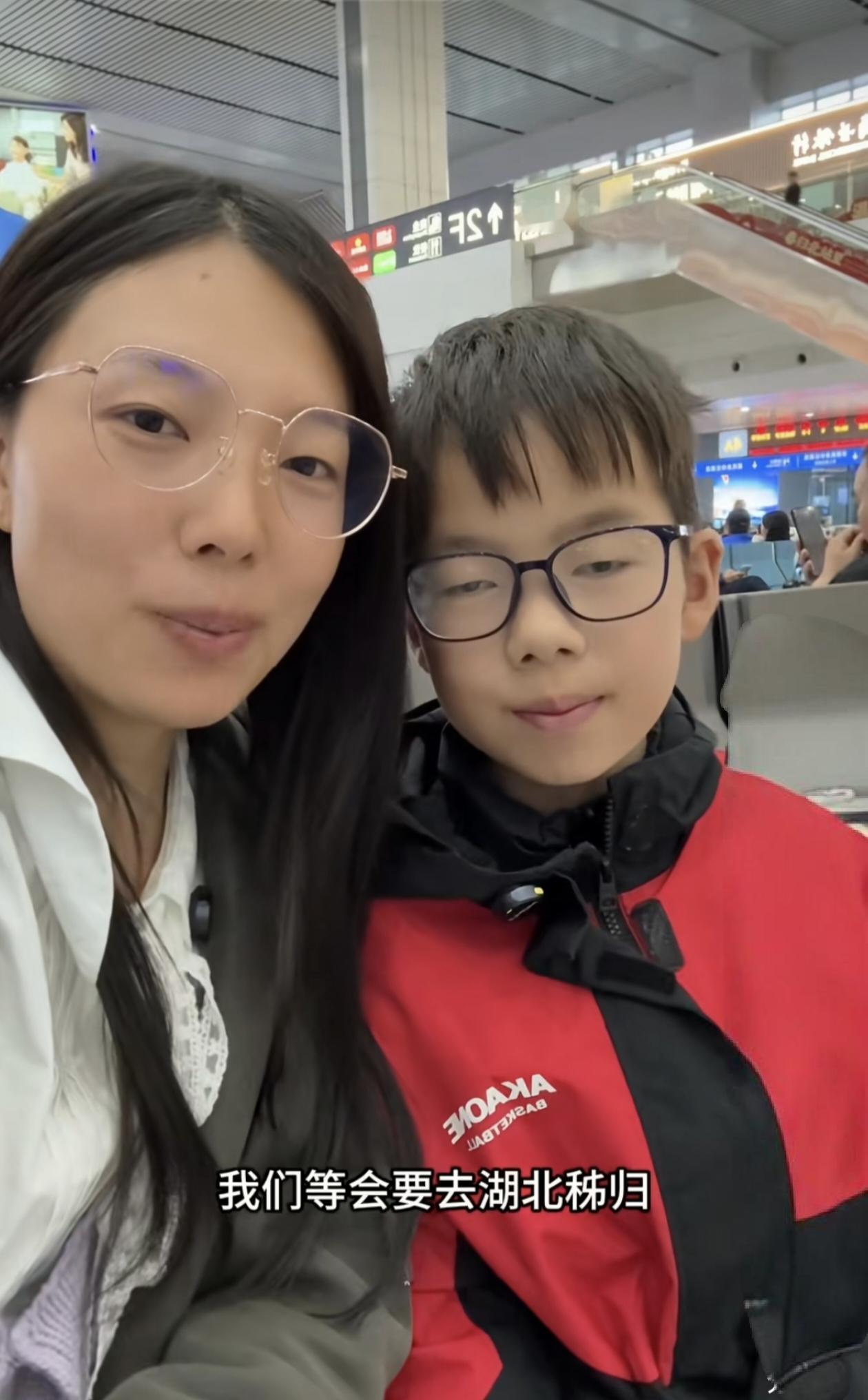 “小林妈妈”带着有病的儿子来秭归卖橙子了！
去年，“小林妈妈”到秭归卖过脐橙，这