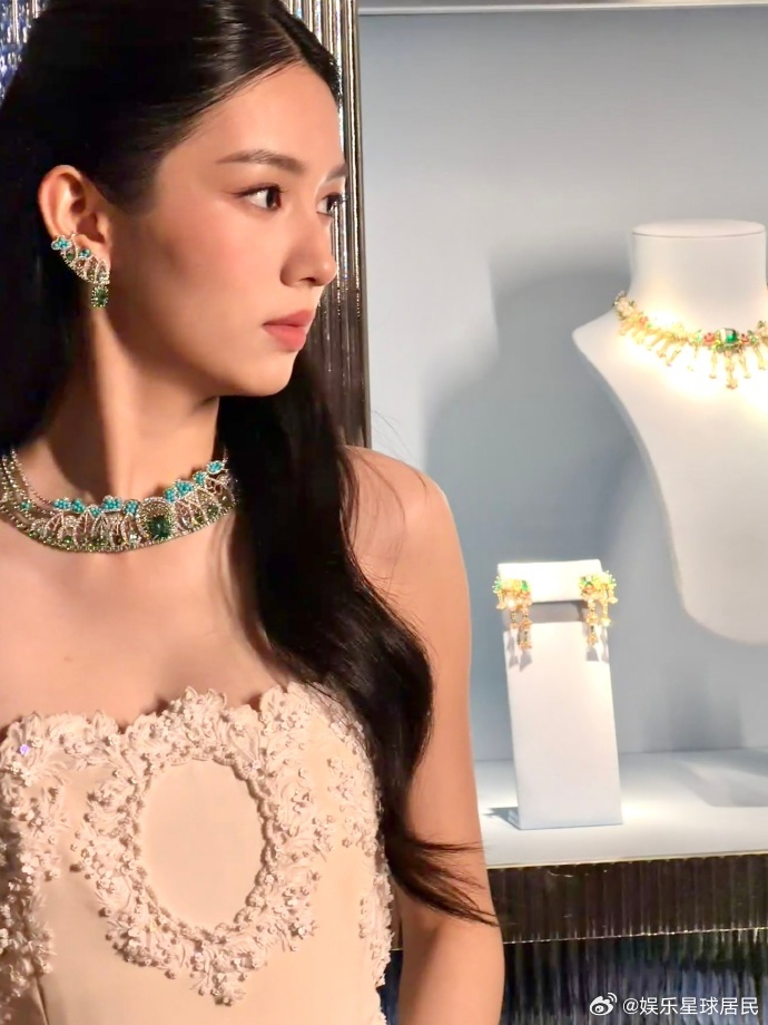 周也完全千金大小姐 谁懂啊！周也穿白蕾丝抹胸裙真的千金感爆棚✨！优雅、清冷、贵气