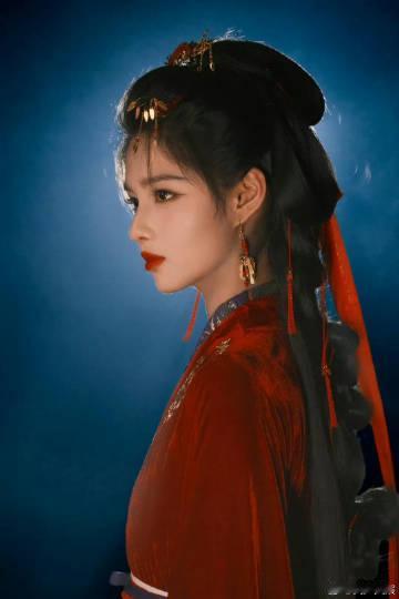 艾米谢嘉鱼红衣美成啥了艾米谢嘉鱼红衣造型 😍艾米这身红衣扮相简直绝了！烈焰般的