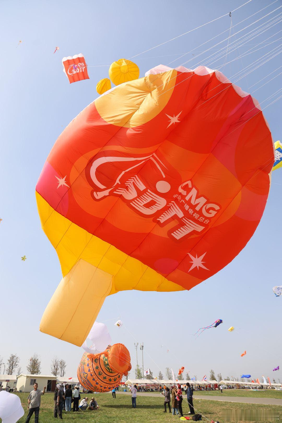 在潍坊风筝节看到好大的乒乓球拍潍坊风筝节的空中奇观：10米乒乓球拍凌空而立，五颗