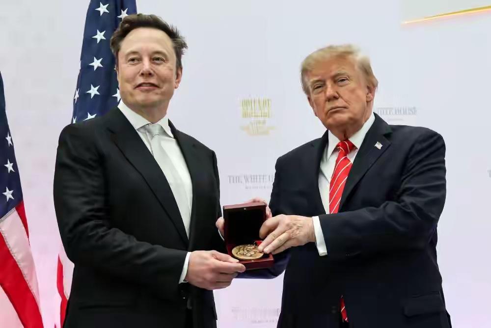 马斯克还是没有吸取教训，现在所有矛头都指向是他下令限制了乌克兰的星链。国会议员已