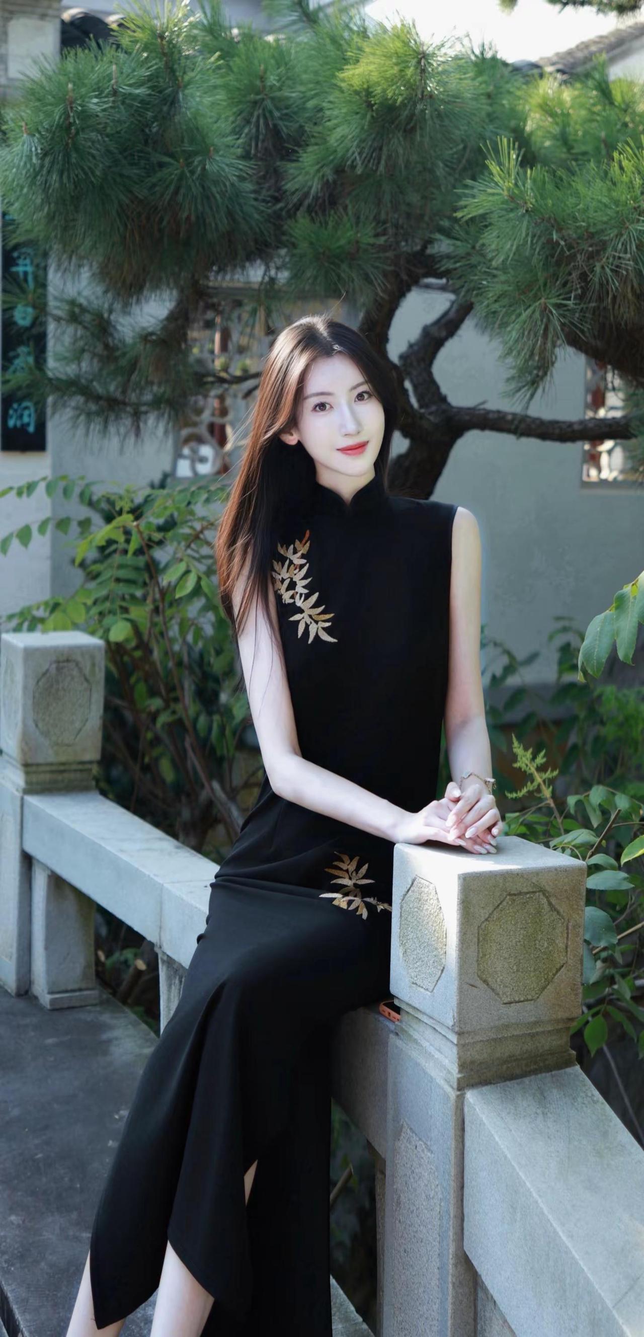 意阑珊，客散懒收敛，听梧桐，疏雨滴屋檐分享照片 清冷感中式穿搭 ootd穿搭 东