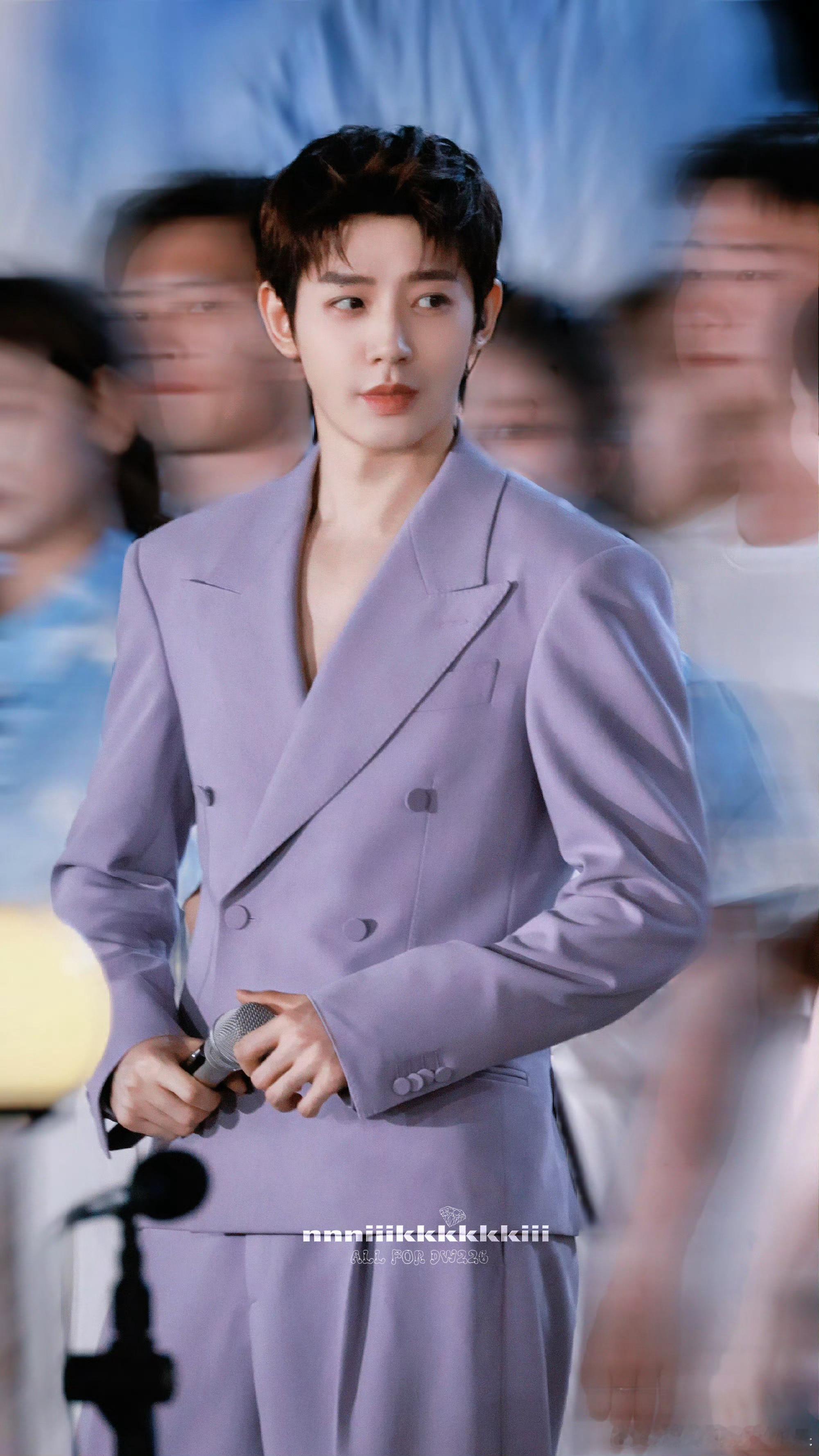 邓为五四晚会紫色西装look邓为五四晚会状态 这个紫色西装真的帅翻了！！邓为的状