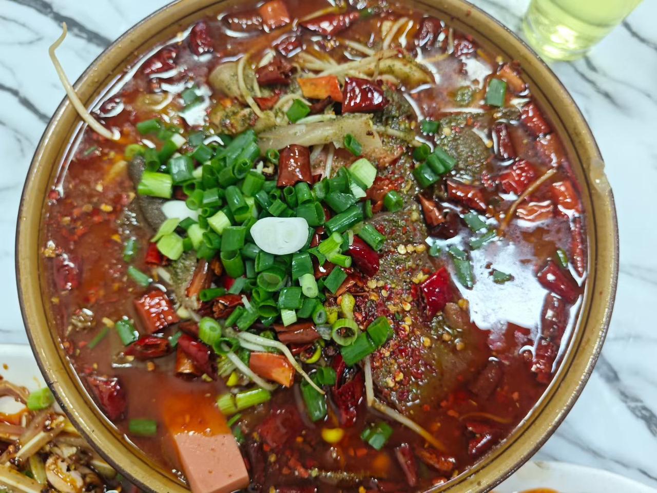 一朋友他爸妈在大学旁边卖烧烤，种类不多就烤面筋烤火腿肠烤苕皮豆干之类的，他和他老