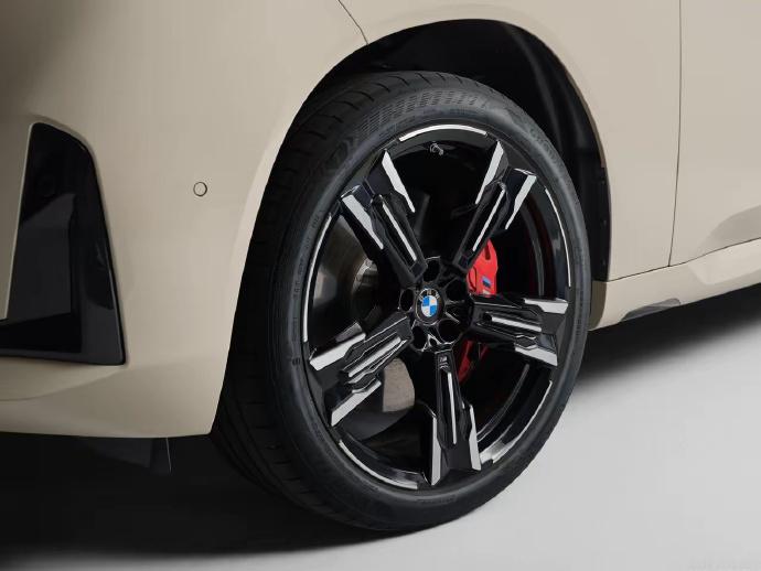 2025款宝马X3M50，398马力4.4秒破百！动力方面采用的是3.0T的直列