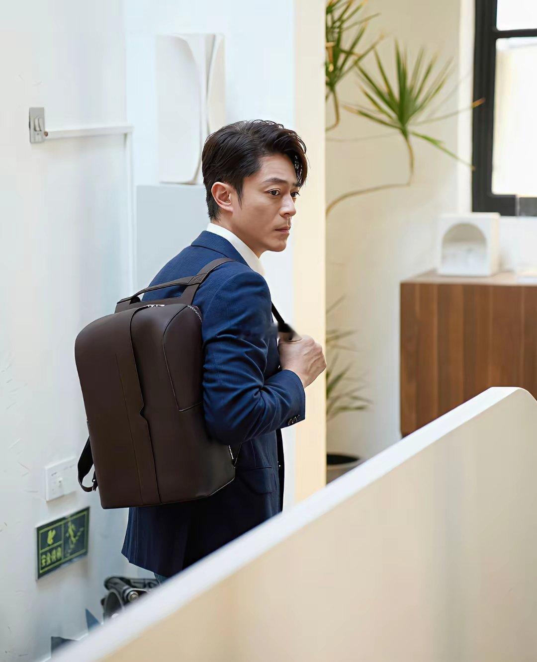 现在，不仅林心如知道全国人民都知道了老干部霍建华，不仅正直，还性格敏感细腻，特别