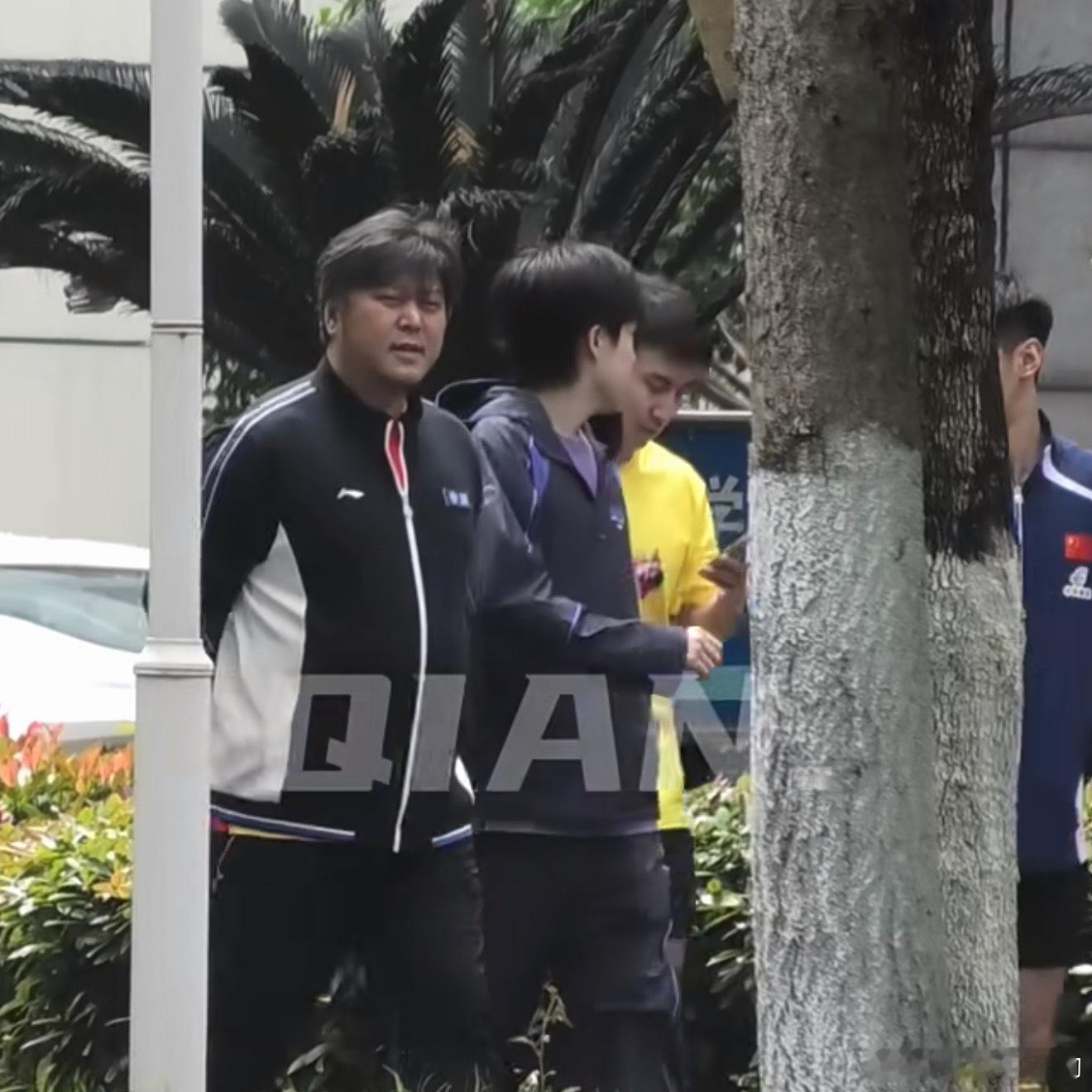 HOHO放裤兜里去了