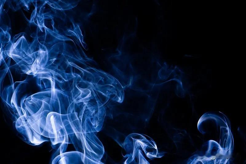 对于女人抽烟，我觉得不能一概而论地排斥。
现在抽烟可不只是男人的专利，女人抽烟的