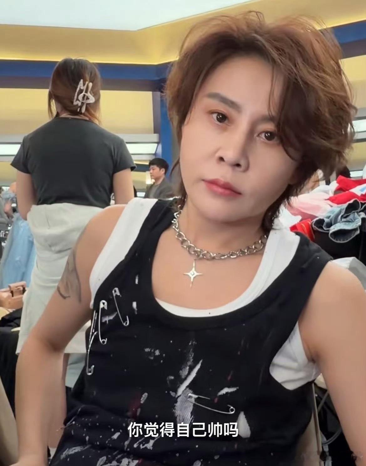 王濛手臂图案 她把2010年温哥华夺冠亲吻金牌的瞬间刻在手臂上，“TO BE C