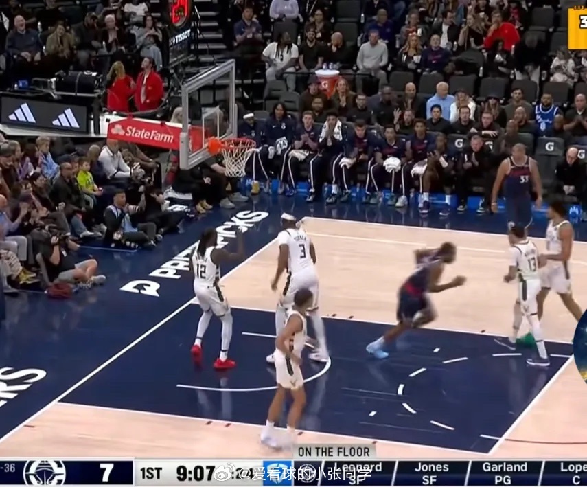 打完比赛,里弗斯急冲冲的找到泰伦卢,“卢,告诉我,你是怎么让那个家伙打得这么拼命