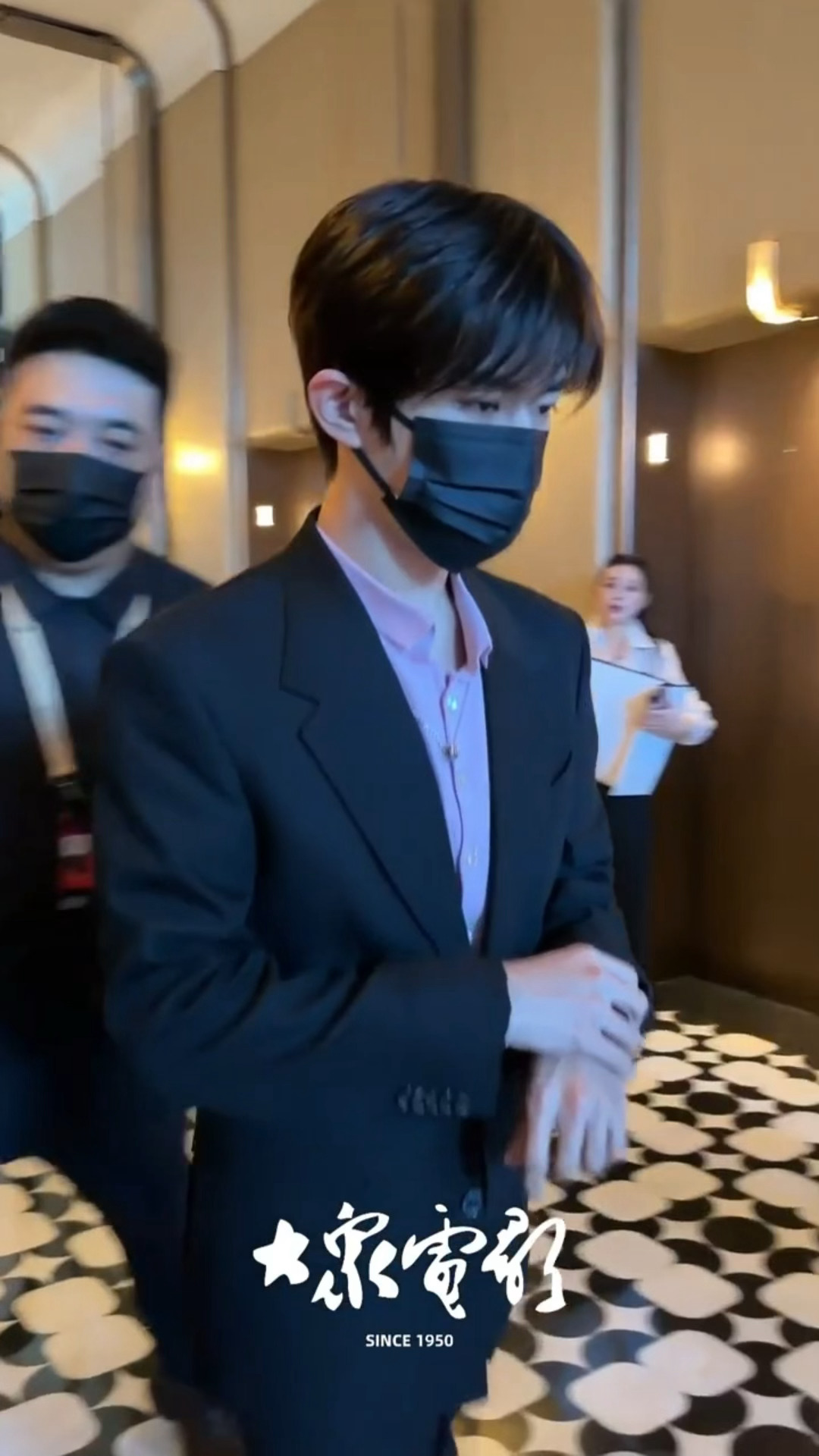 黑西装配粉衬衫，加上摸手表这个动作，易烊千玺完全老公来的 