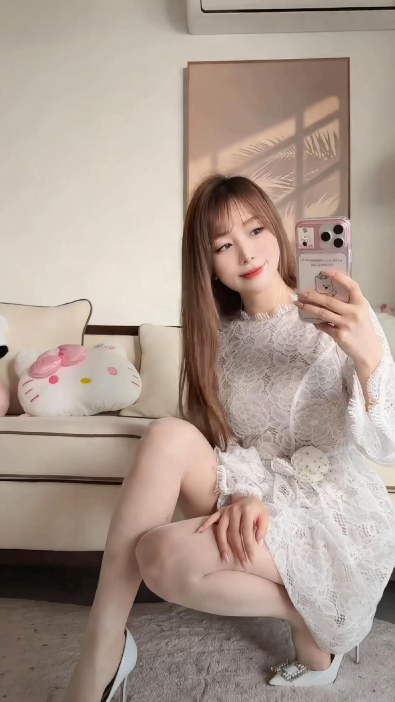 这位小姐姐的美，是温柔精致与甜美元气的巧妙融合，在居家场景里格外动人：
穿搭与质