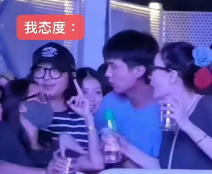 陈粒在音乐节被人搂抱袭胸，陈粒第一时间用力推开，竖中指反抗后，王菲说了句“快跑”
