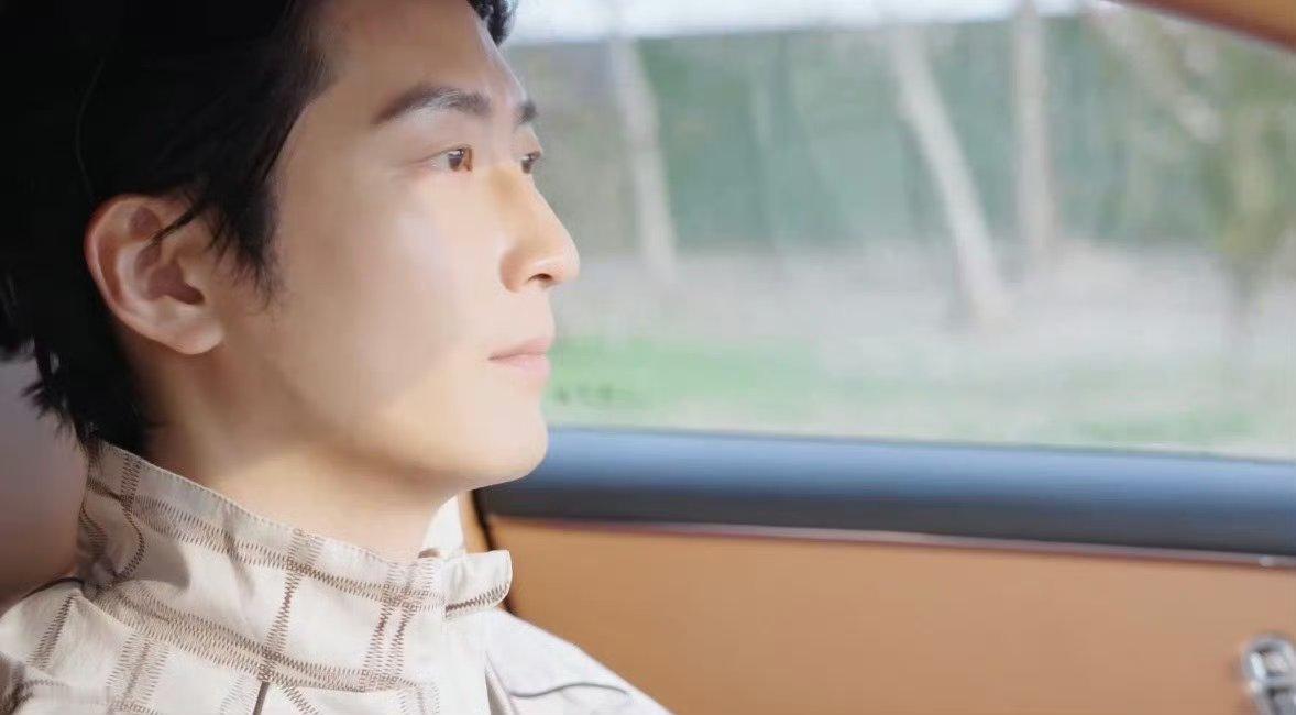 窦骁在北京打高尔夫好松弛 窦骁打高尔夫那慵懒又专业的范儿，直接帅到我心巴上！简单