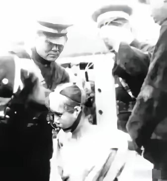 1927年12月3日，28岁的夏国仪被钉在一块木板上，刽子手的刀一下一下割着她的