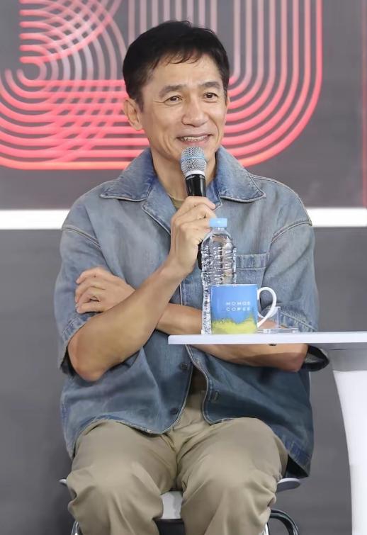 主持人问63岁的梁朝伟："你这么优秀，为什么不生一个孩子呢？"梁朝伟摇摇头："不