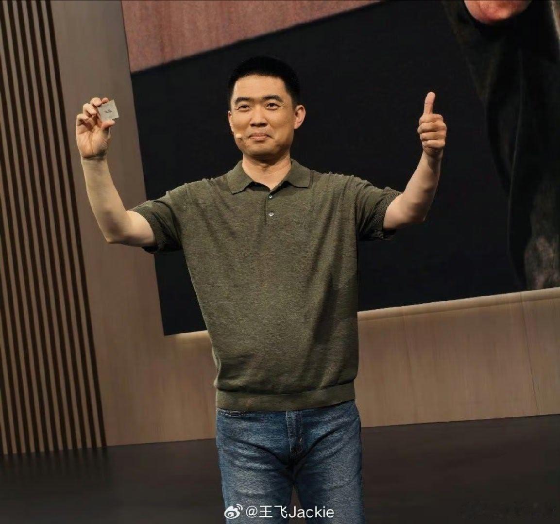 笑死我了,网友天天拿举桌子的表情包调侃李想，他这次直接主动接梗，打趣说后续要拿着