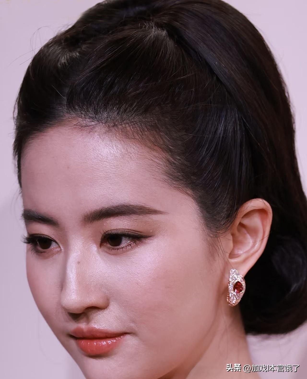 别的明星都在抢流量，就她慢悠悠过自己的日子，反而更招人喜欢。

也没有刻意追求“