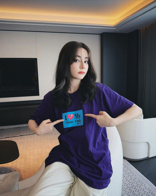 1.迪丽热巴虽然长着一张御姐脸，实际性格很小女生，私生活很单调，也很规律，不太爱