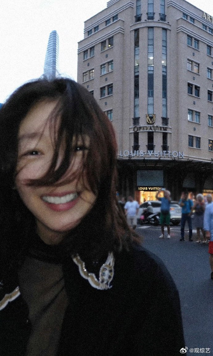 周冬雨素颜录节目这居然是素颜的周冬雨 素颜反而更有灵气，淡颜清清爽爽，看着特别舒