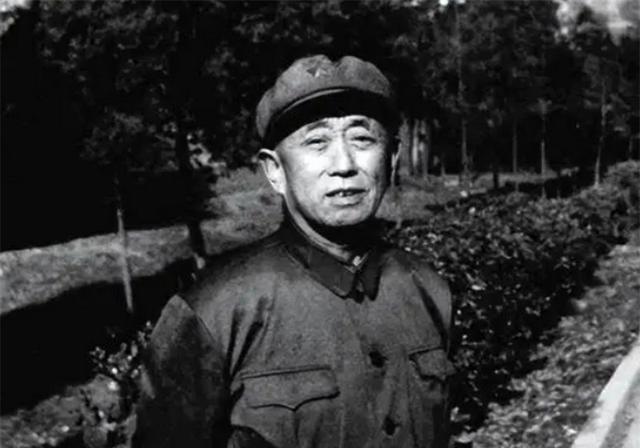 1983年，一位西路军老兵在医院看大门的时候，没招谁没惹谁，居然被人活活打死了。