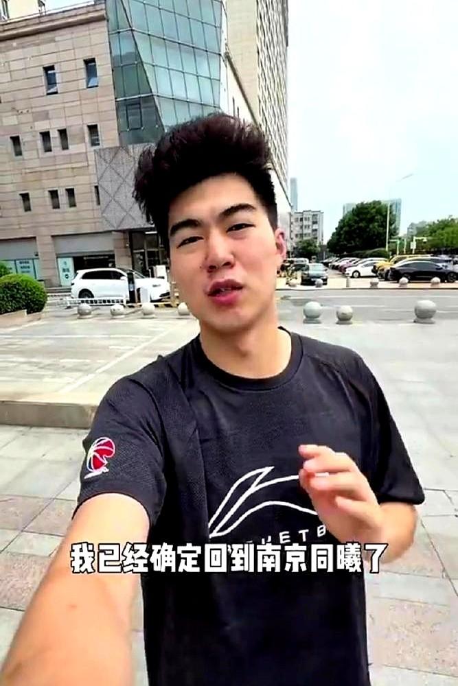这哥们儿压根不是什么网红，人家是来打球的。

都以为同曦队签李云开，是让他当翻译