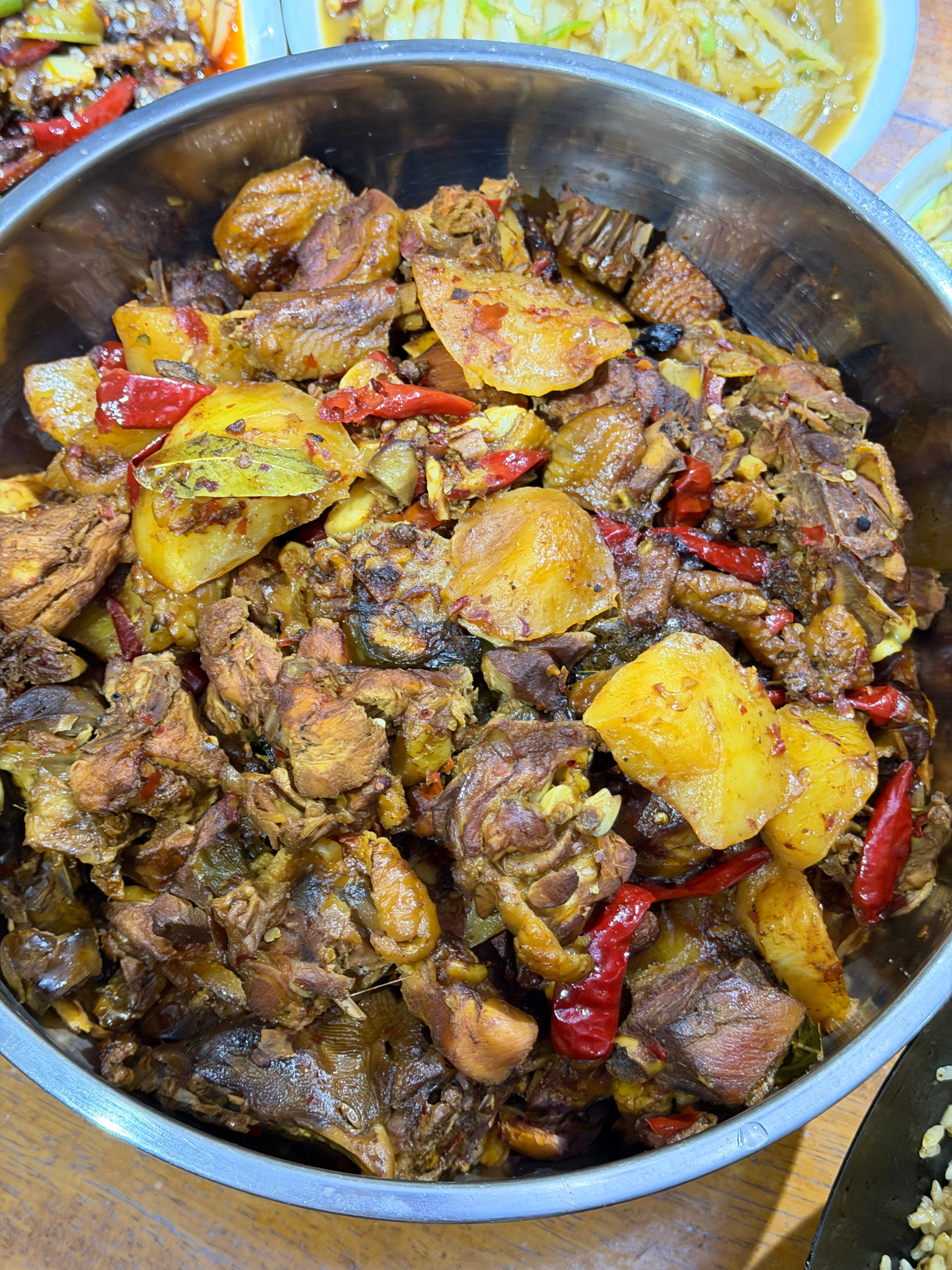 还是我们新疆菜攒劲儿！！！来馋你们啦～图一是抓饭 图二是马肠子纳仁 图三是大盘鸡