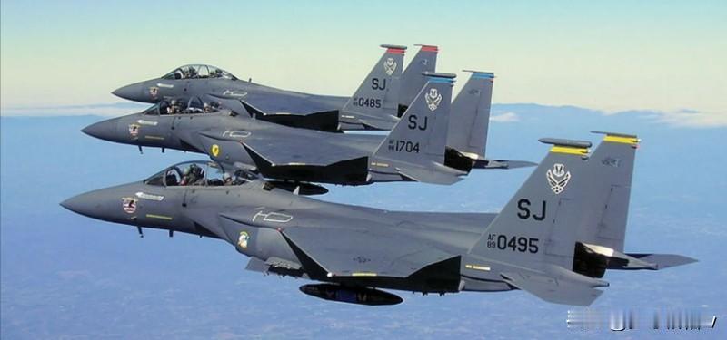 一开始的时候花旗国的F-15战斗机单纯是为了空战而设计的，但是，等到了上世纪八十