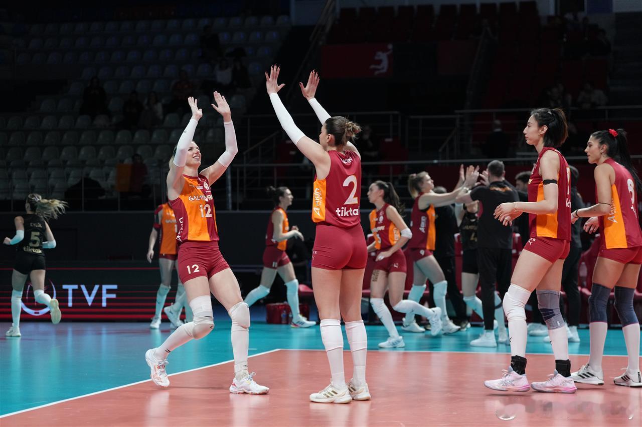 【女排欧联杯】加拉塔萨雷首回合3-2击败巴黎圣云，次回合3-1（22-25 25