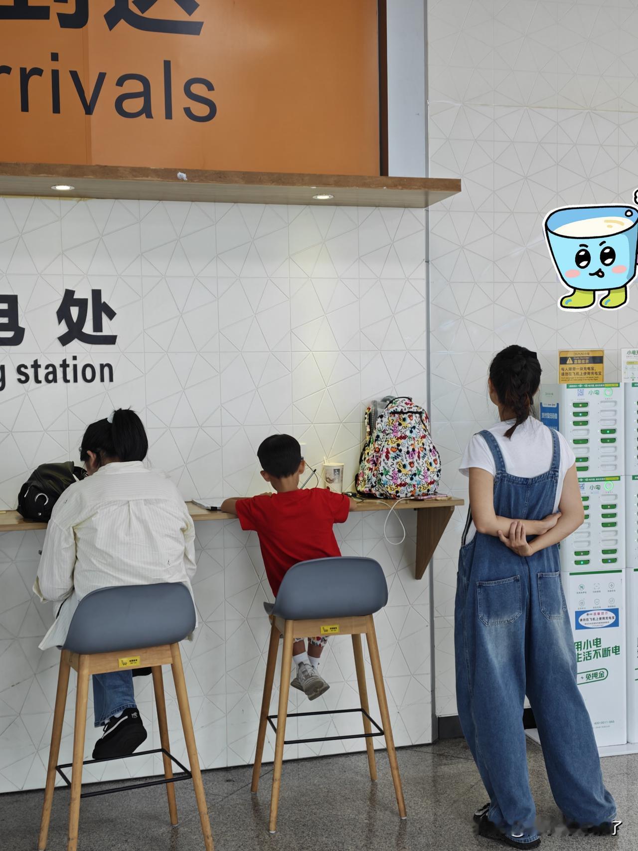 你看看赶飞机都得把作业写了，现在小孩有点可怜哈哈哈哈…
