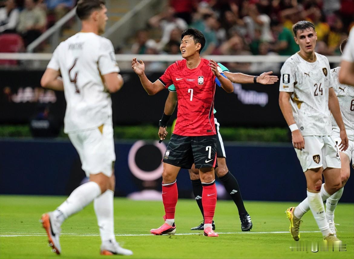 韩国2-1捷克赢得开门红，一场“头”和“脚”的较量。

有一说一，上半场非常“寡