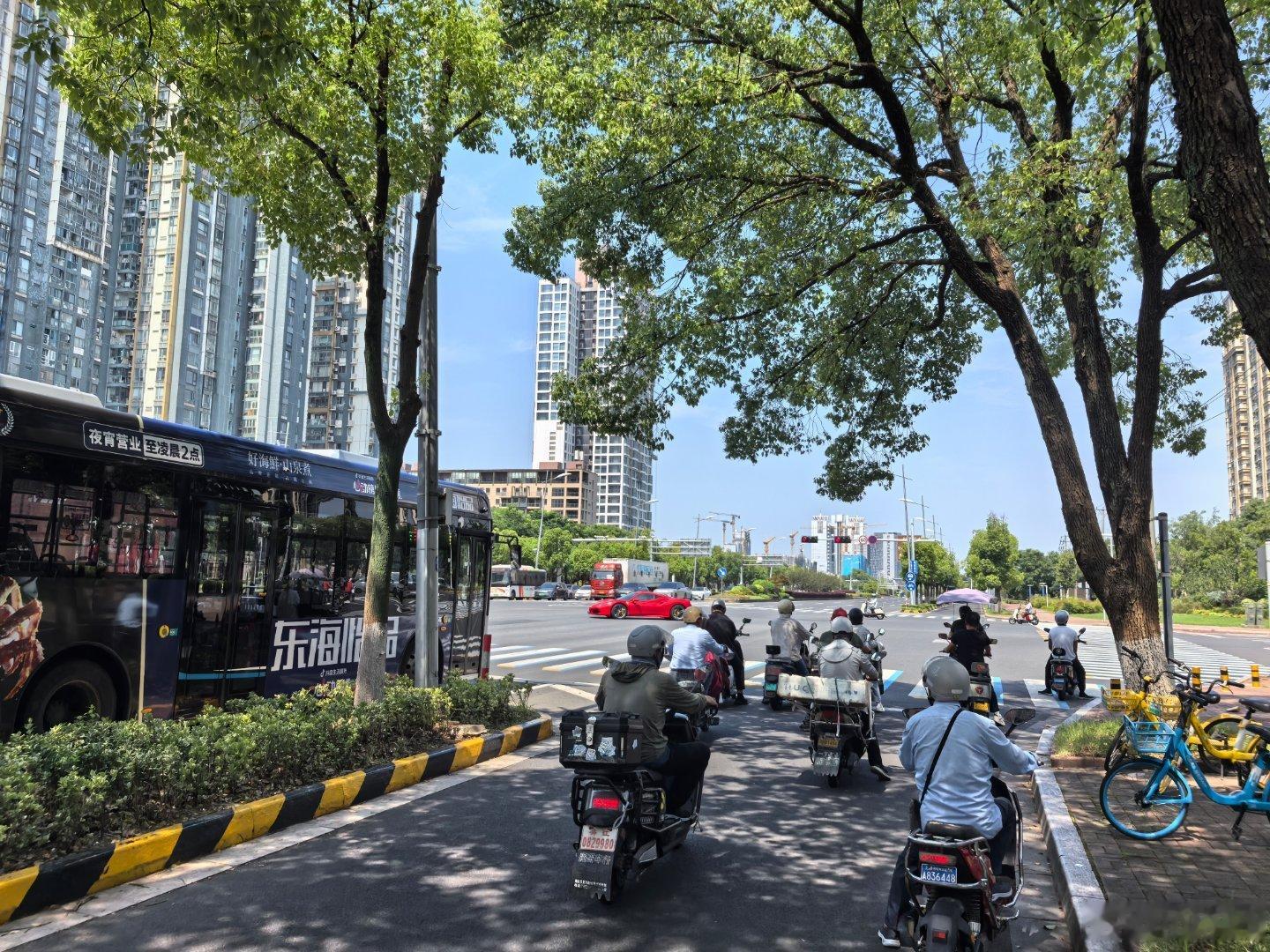 骑车时等红绿灯，本来拍对面5辆头车，3辆新能源(蔚来、理想...)，1辆卡车、1
