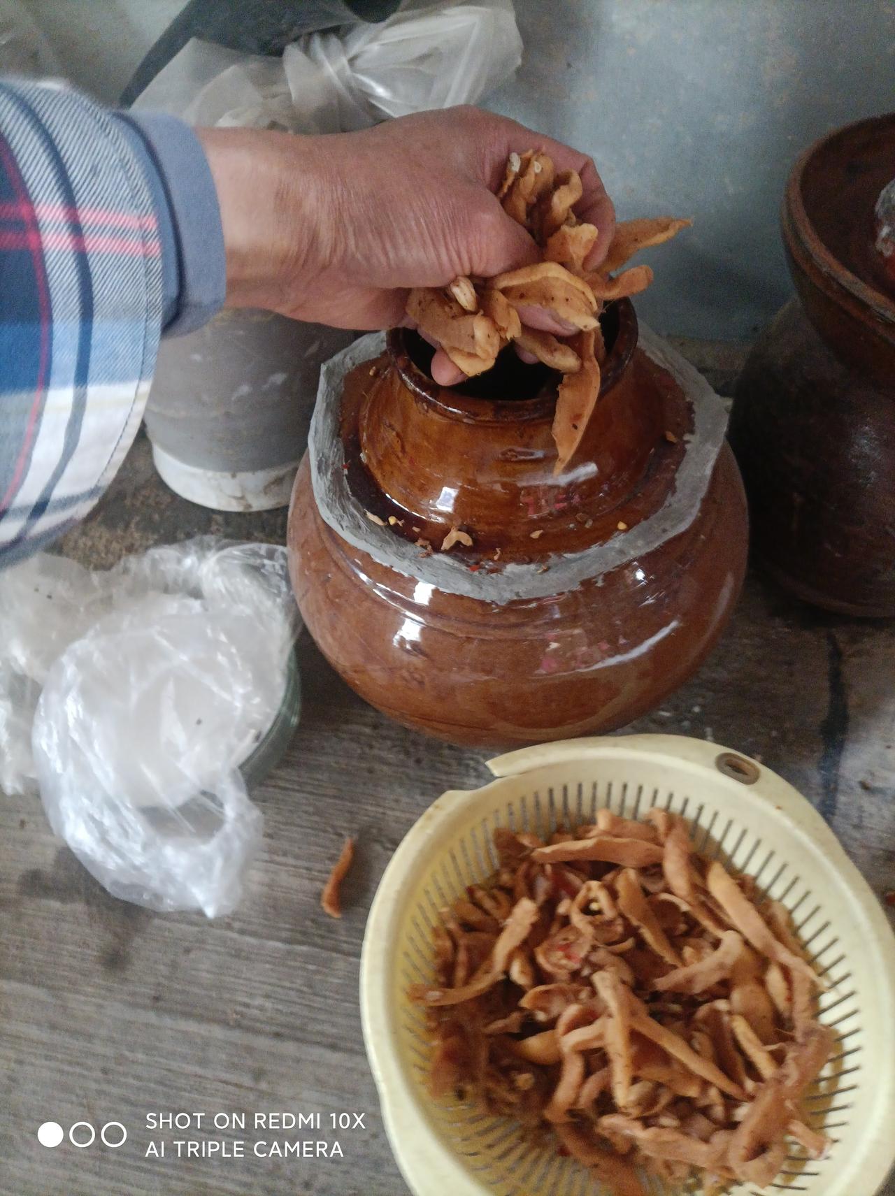 自制五香萝卜干 让你每餐多吃饭一一
我每年冬季，都要自己动手腌制一小坛五香萝卜干