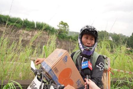 1米多深的淤泥，硬生生扯掉了他的鞋底。横州，一名越野摩托车手挺进泥路送物资，鞋坏
