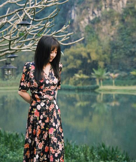 傅首尔现在瘦了好多 傅首尔瘦了，而且成了很漂亮的女性。其发文称，混乱和过载带来的