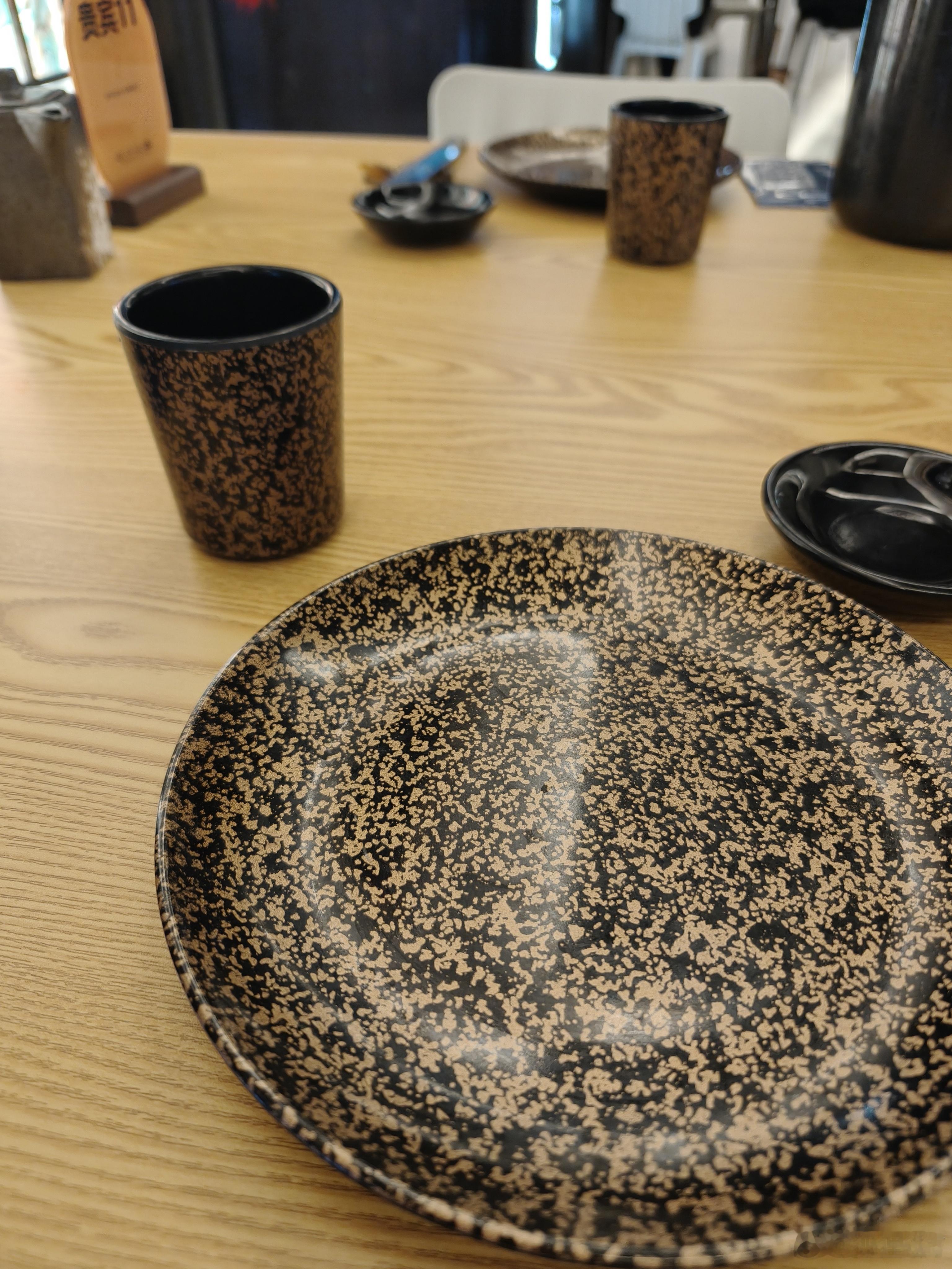 没人请吃饭的话，我都忘了今天是情人节了。到了餐厅才想起来，一桌一桌一对一对的。都