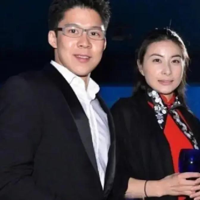 霍启刚两次带女友回家都被老妈朱玲玲摇头。

吕庆欣卢恬儿家世亮眼，可朱玲玲一句不