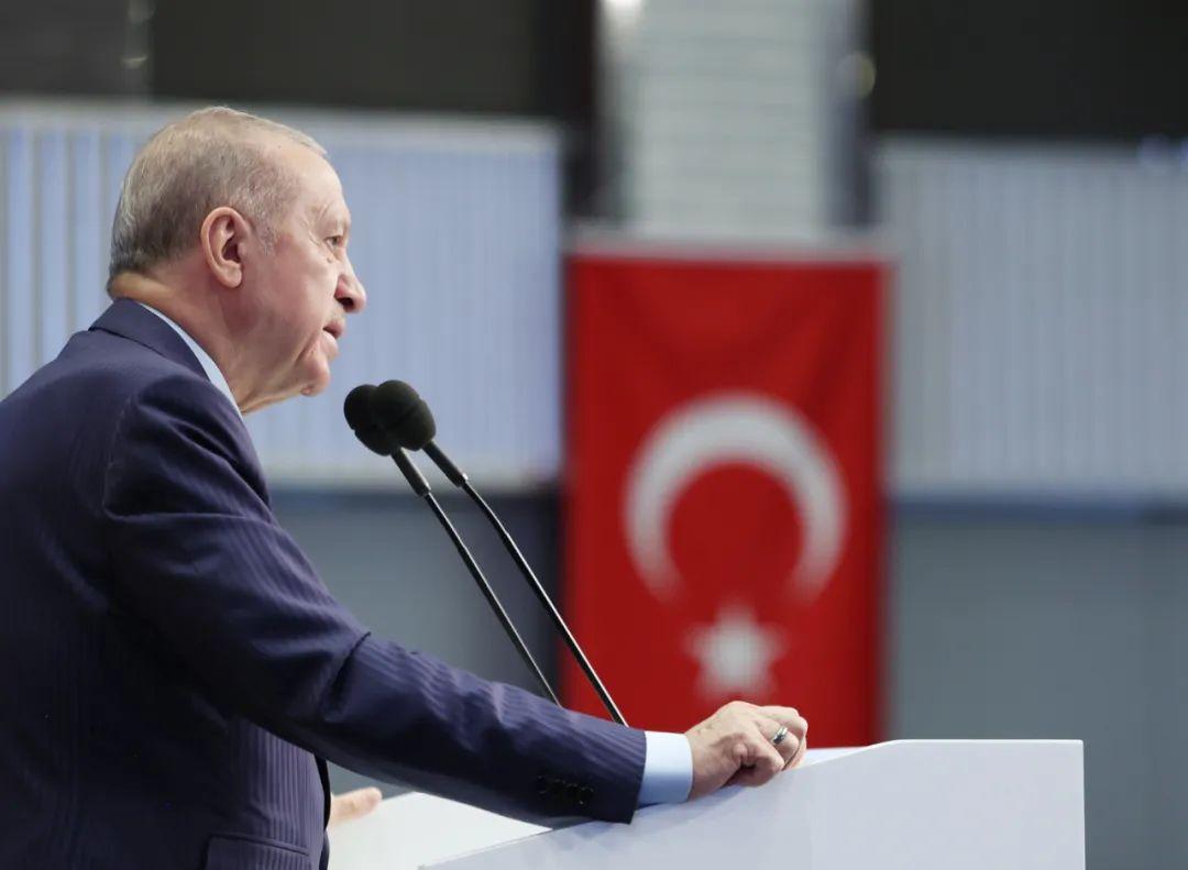 普京进行的4个小时全国讲话，到结束，只给了中国独一份的待遇。
 
当地时间12月