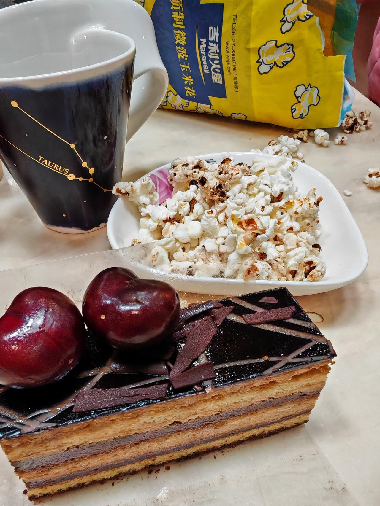 晒图笔记大赛歌剧院蛋糕，爆米花，热可可牛奶，下午在山姆试吃差不多饱了，晚上吃点点