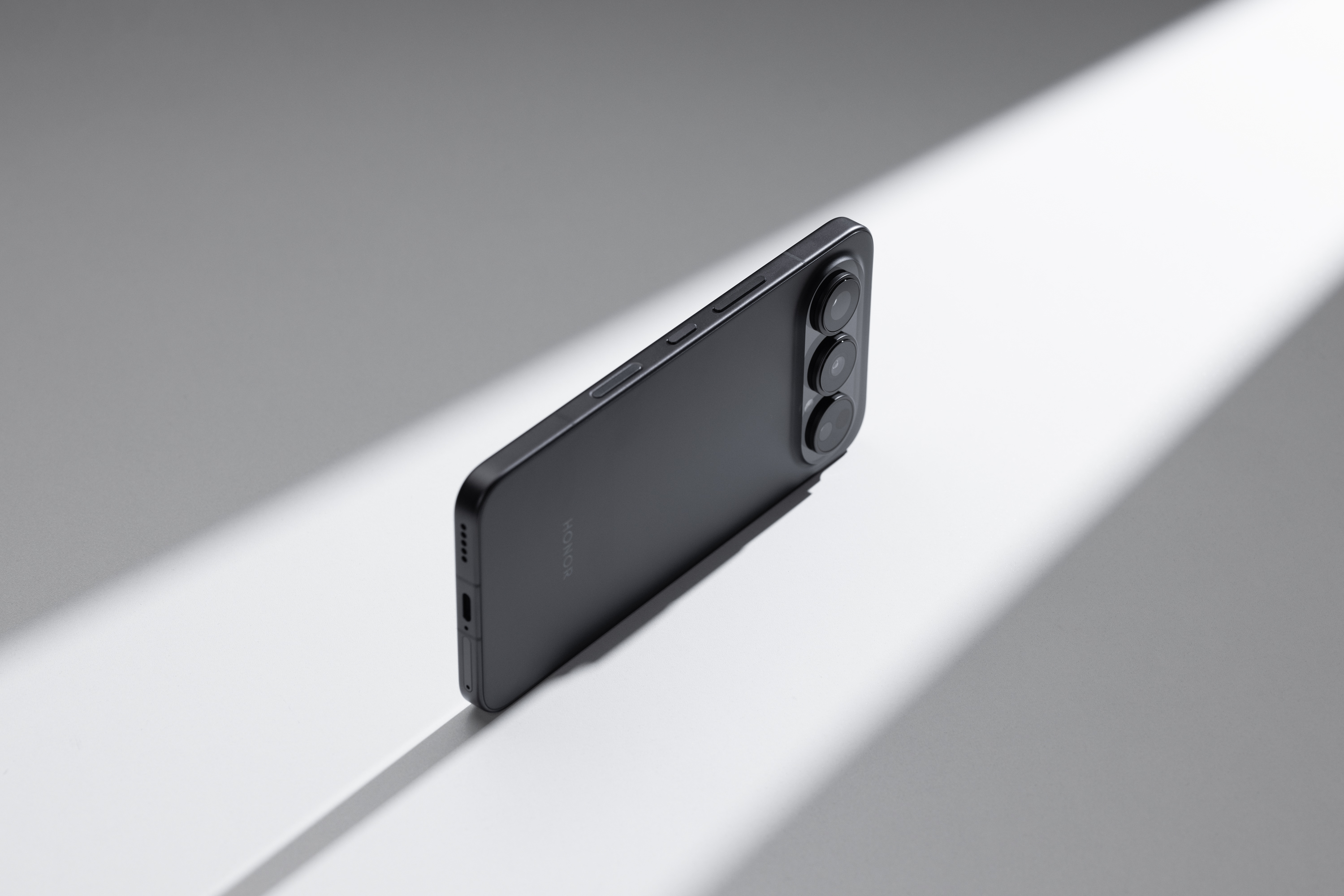 于深邃處凝視鋒芒 榮耀500 Pro曜石黑配色圖賞